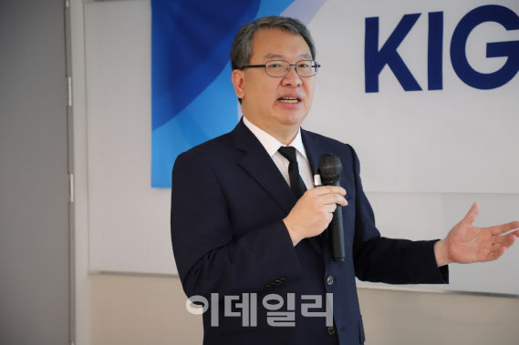 “이제는 익숙한 일 아닌 국가적 수요에 기민히 대응할 때”