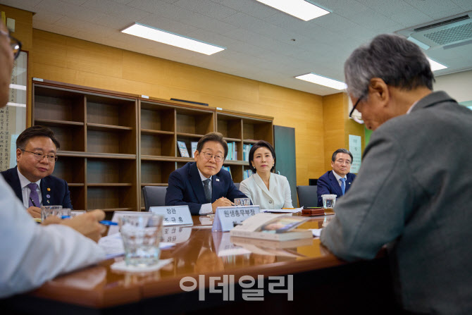 소록도병원 찾은 李대통령 “모두가 존중받는 사회 만드는 데 전력”