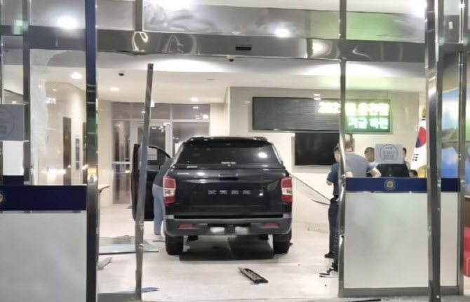 "과속 단속에 불만"…SUV 몰고 경찰서 돌진한 40대 구속
