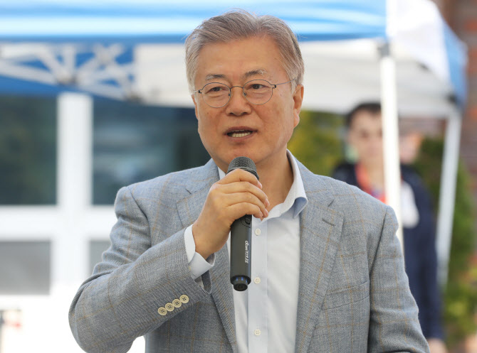 “문재인 자체가 간첩” 발언한 국립대 교수...“표현의 자유”