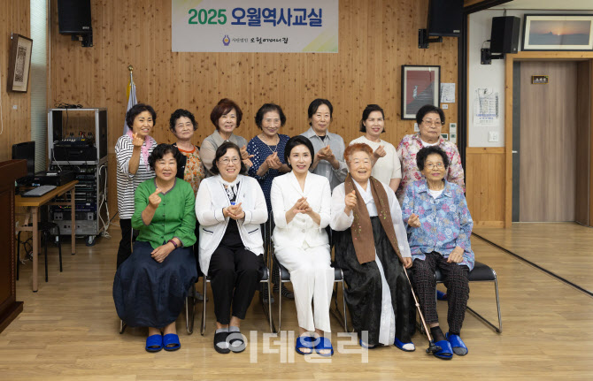 “약속 지키러 왔다”…‘오월어머니집’ 방문한 김혜경 여사