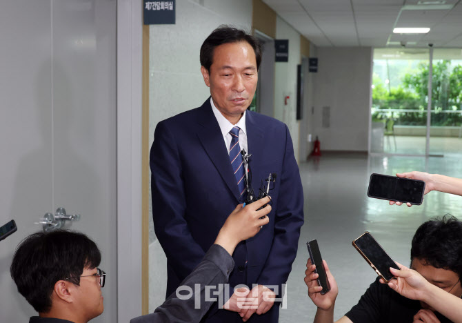 우상호 정무수석, 초일회 회동…"저녁 먹는 모임일 뿐"
