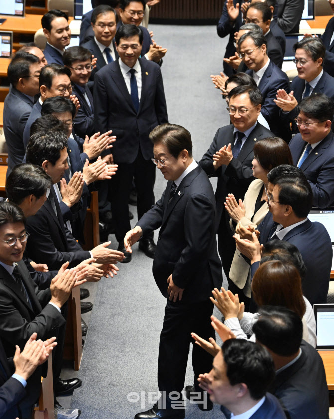 [포토]더불어민주당 의원들 박수 받으며 입장하는 이재명 대통령