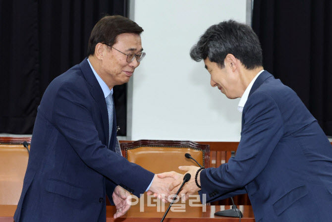 [포토]윤건영 더불어민주당 의원과 인사 나누는 이종석 국정원장