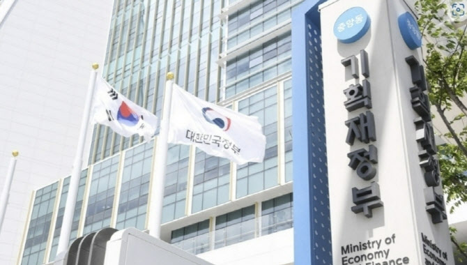 기재부 “적극 재정운용 필요…재정준칙 지키기 쉽지 않아”