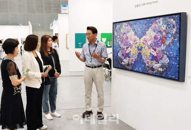 [포토] '화접(花蝶)' 설명하는 김홍년 나비작가