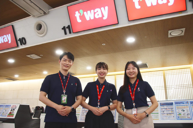 티웨이항공, 내달부터 공항 직원에 ‘쿨비즈 유니폼’ 지급
