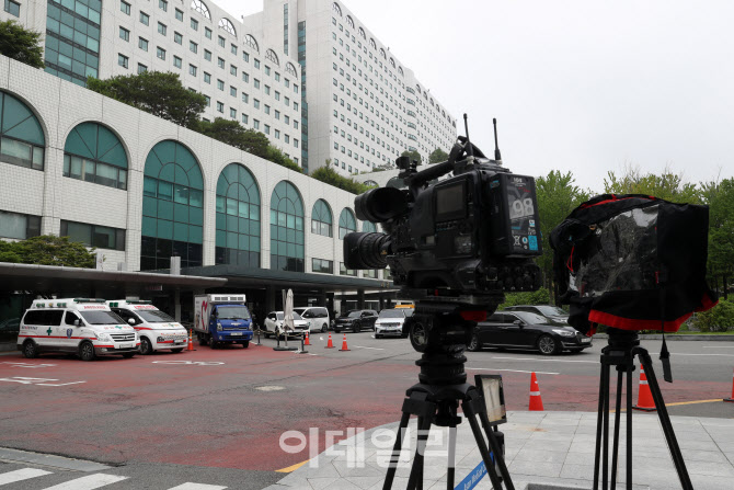 [포토] 서울아산병원 앞 취재진
