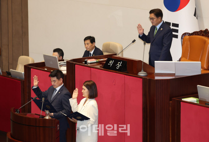 [포토]본회의, '의원 선서하는 최혁진-손솔'