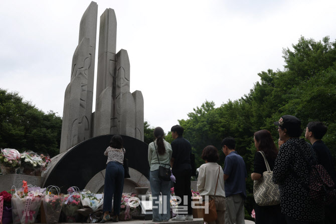[포토]삼풍참사위령탑 추모하는 유가족들