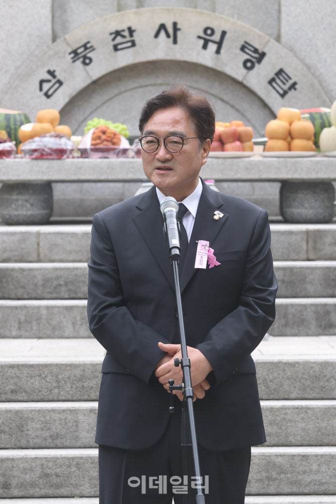 [포토]우원식 국회의장, 삼풍참사위령탑 앞에서 추모사