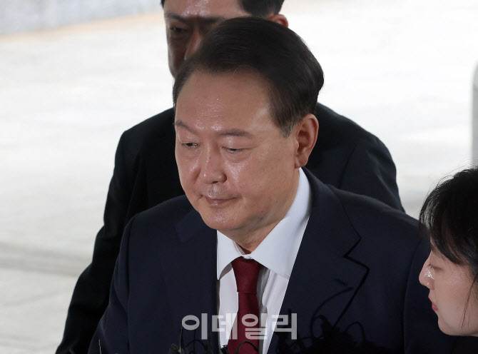 윤 전 대통령 측 “특검, 적법절차 무시…명백한 별건·표적 수사” 반발