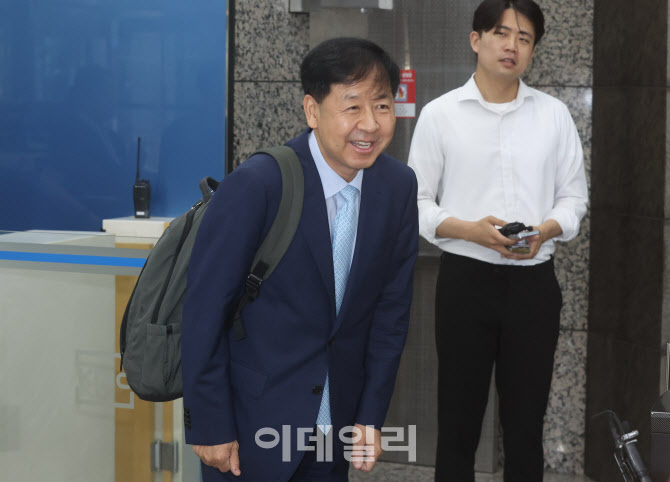 [포토]인사청문회 사무실로 출근하는 구윤철 장관 후보자