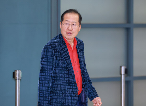 홍준표 “아무리 혐오스러워도 정치 떠나 살 수 없다”