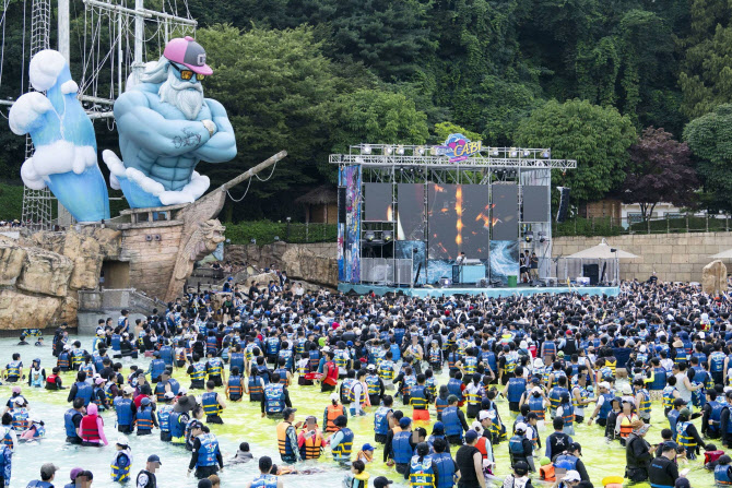 "캐리비안 베이서 '워터 뮤직 풀파티' 즐겨보세요"