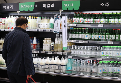 소주·맥주 ‘가정용’ 구분 없어진다…병뚜껑업체는 ‘등록제’로