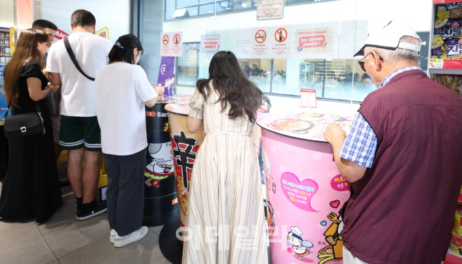[포토]외식 물가 상승, 북적이는 편의점