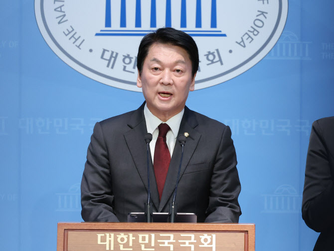 안철수 “李·김경수, ‘러브버그’처럼 전과자끼리 붙어, 참담”