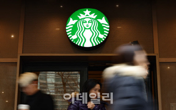 '인간적 소통 원칙' 스타벅스, 키오스크 도입 왜?