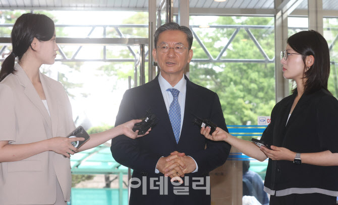 [포토]취재진 질문에 답하는 정성호 법무부 장관 후보자