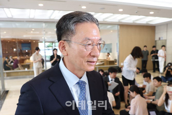 [포토]사무실로 향하는 정성호 법무부 장관 후보자