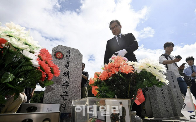 故채해병 묘역 방문한 이명현 특검 "반드시 진실 규명"