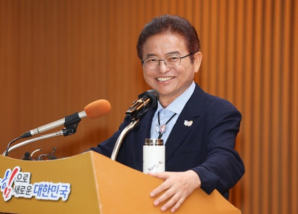 “떡 먹고 체한 줄 알았는데 암” 이철우, 기자들 ‘빵’ 터뜨린 한마디