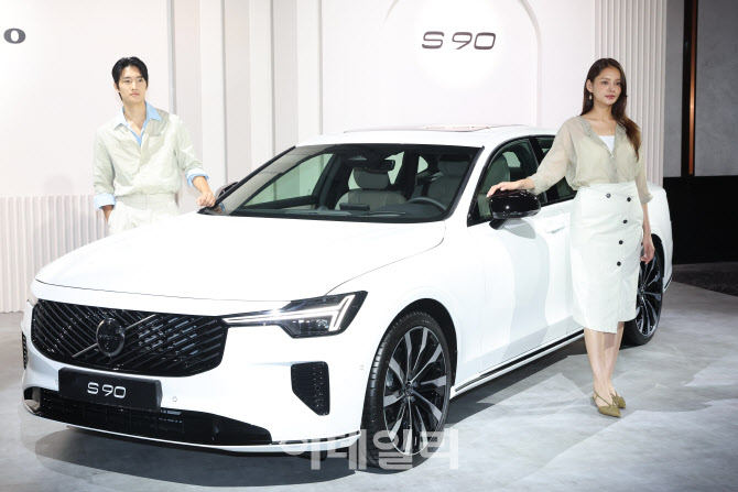 [포토]볼보 E-세그먼트 세단  SUV '신형 S90' 공개