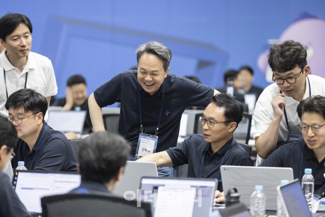 청바지 입은 진옥동 회장 "AI 대전환 시기, 변화 주도하라"