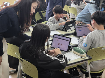 AI교과서→교육자료 시간문제…정부-발행사 소송전 불가피