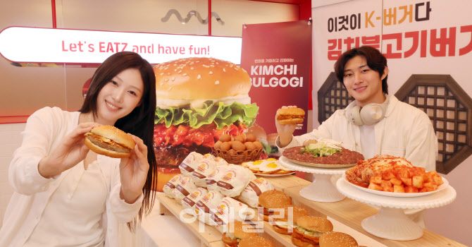 [포토]한국인 입맛 저격... 롯데리아 '김치불고기버거' 2종 출시