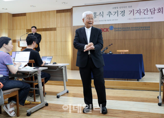[포토] 기자들 만난 유흥식 추기경