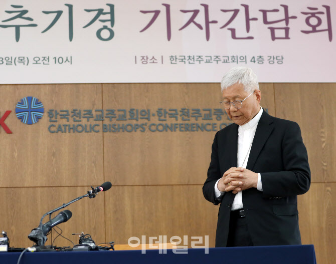 [포토] 기도하는 유흥식 추기경