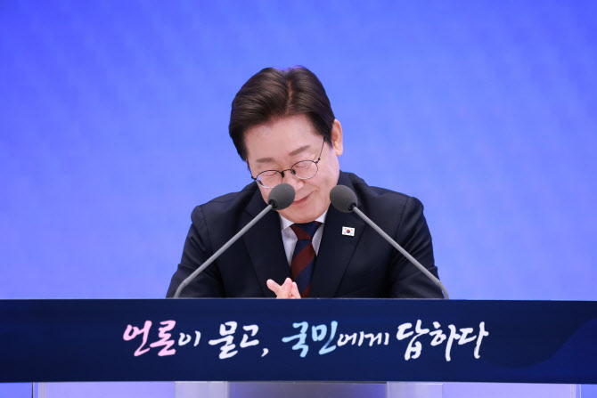 [속보]李대통령 “차별금지법 중요 과제지만 민생·경제가 더 시급”