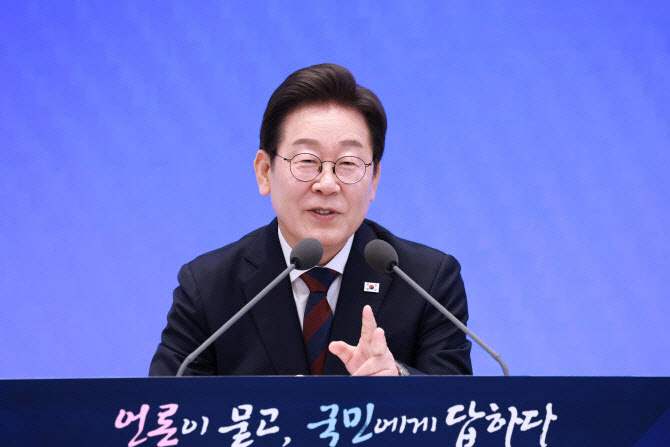 與 "李대통령 기자회견, 국정 대한 기대감 더욱 크게 해"