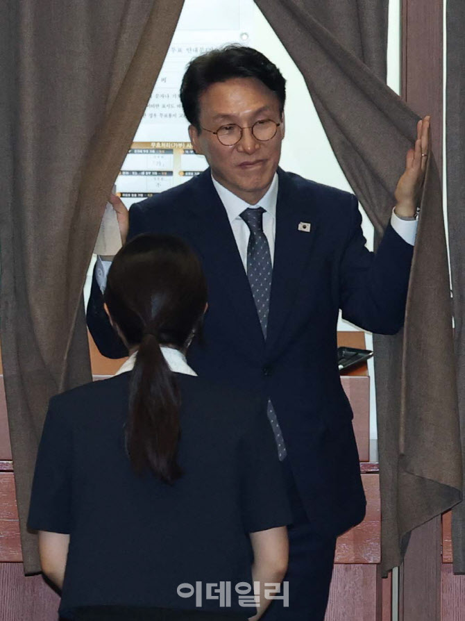 [포토]국무총리 임명동의안, '기표 마친 김민석'