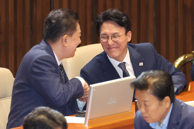 김민석 "경제위기 극복이 제1과제"…野와 협치엔 침묵