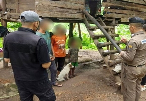 "말 못하고 짖기만"…8살 소년이 개 6마리와 살아온 세상