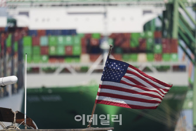 “미국인이라 자랑스럽지 않다”… 역대 최저치 기록한 미국인의 ‘국가 자부심’