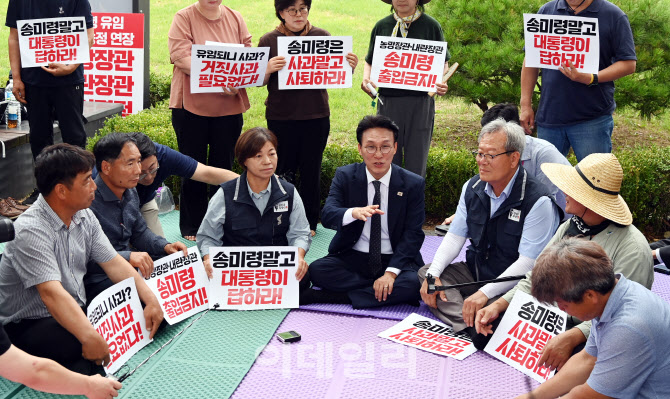[포토]농성 중인 농민단체 방문한 김민석 총리