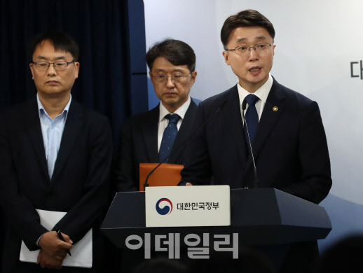 정부 “SKT 위약금 면제, 번호이동 고객도 환불조치 이뤄져야”