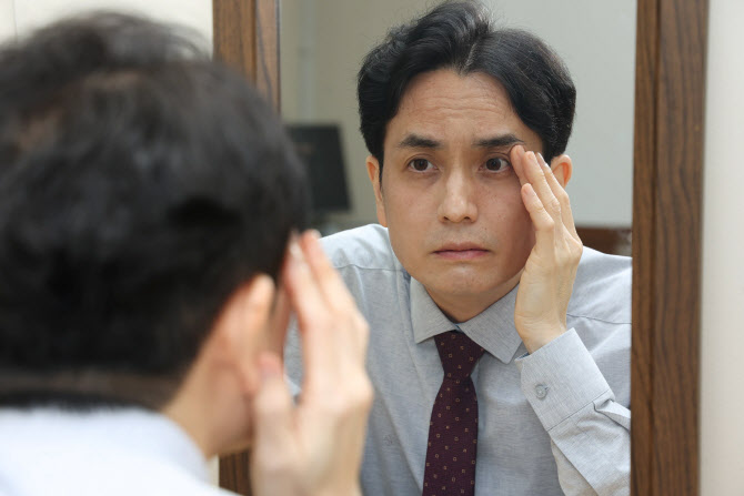 피곤하고 졸려 보이는 눈… 눈매교정술로 개선해볼까?
