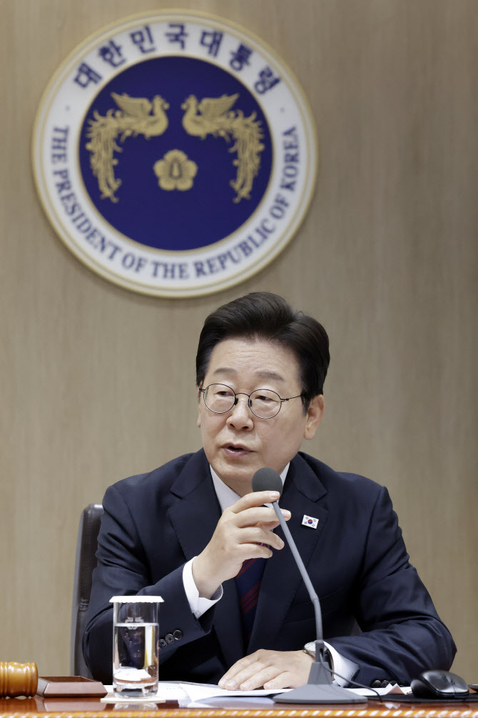 "위선의 극치, 내로남불 폭주"…李 대통령실 `특활비 부활` 논란