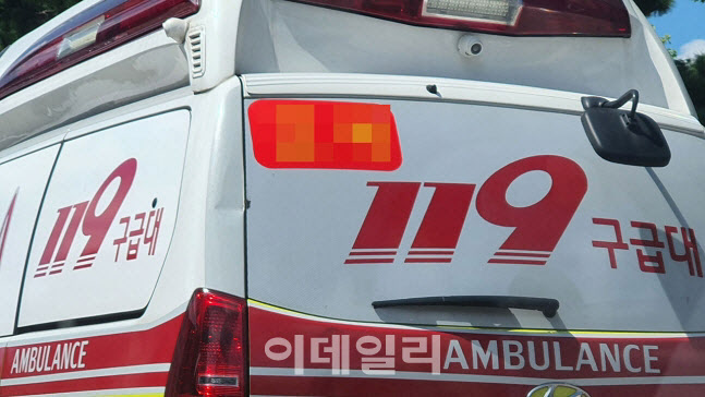 부산 동래구 도로서 싱크홀 발생…1.5m 깊이