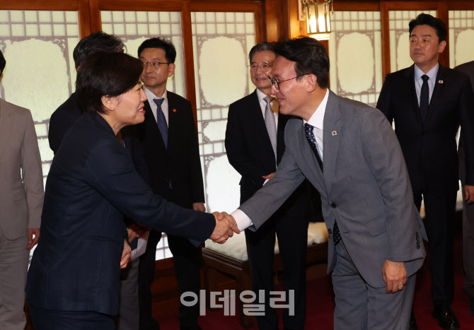 [포토]고위당정협의회에서 인사 나누는 김민석-송미령