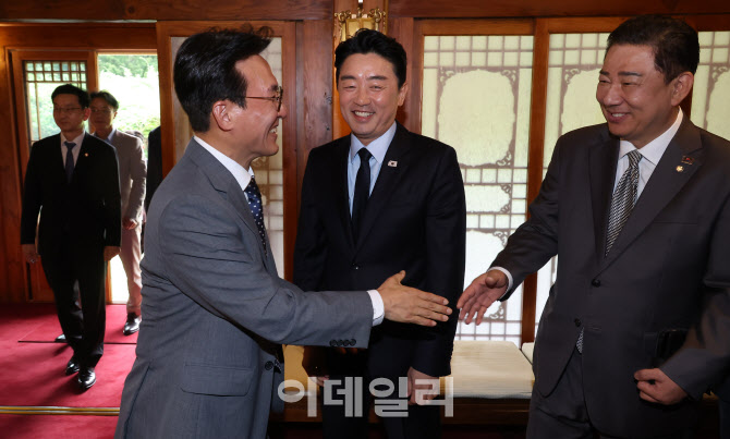 [포토]고위당정협의회에서 인사 나누는 김민석 국무총리-김병기 당대표 직무대행