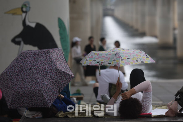최고 37도 무더위…수도권 등 전국에 소나기[내일날씨]