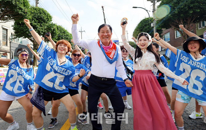 [포토] 줌바댄스 즐기는 심재국 평창군수