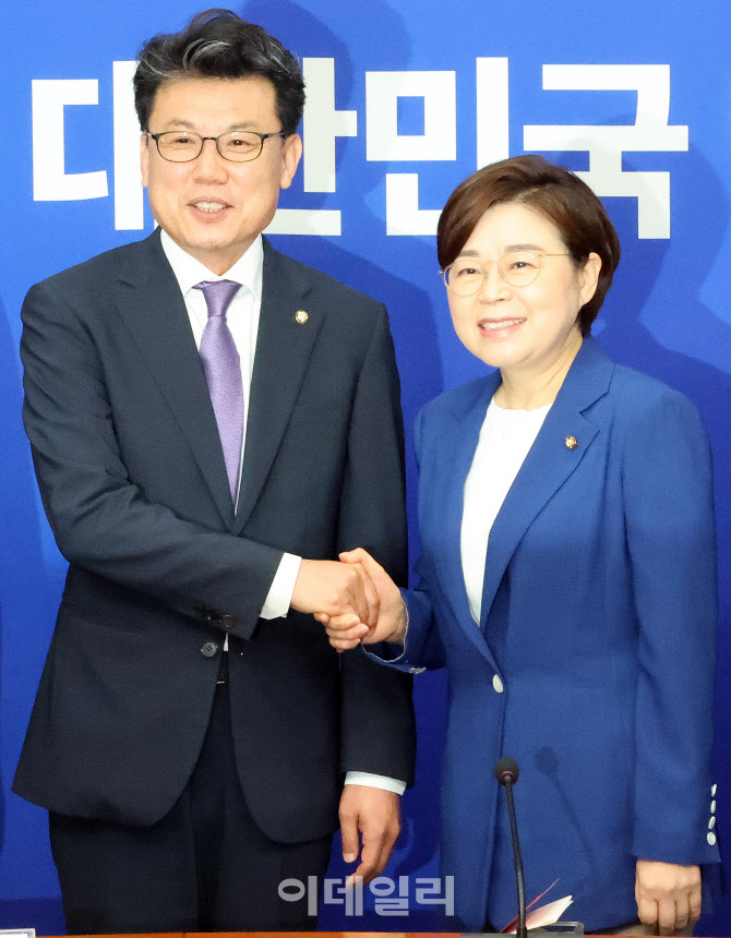 [포토]인사 나누는 더불어민주당-국민의힘 정책위의장