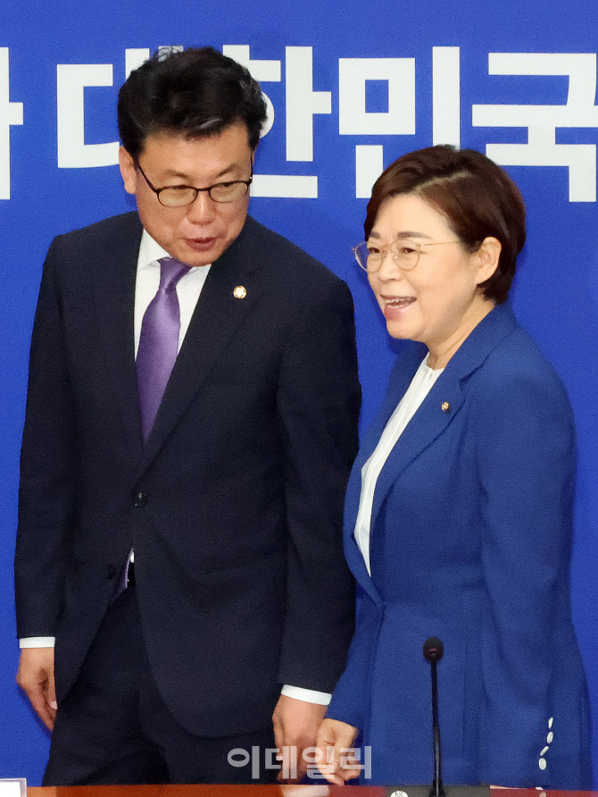 [포토]이야기 나누는 진성준-김정재